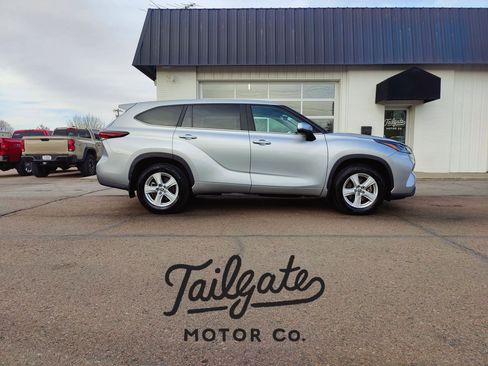 Used 2024 Toyota Highlander LE image 1