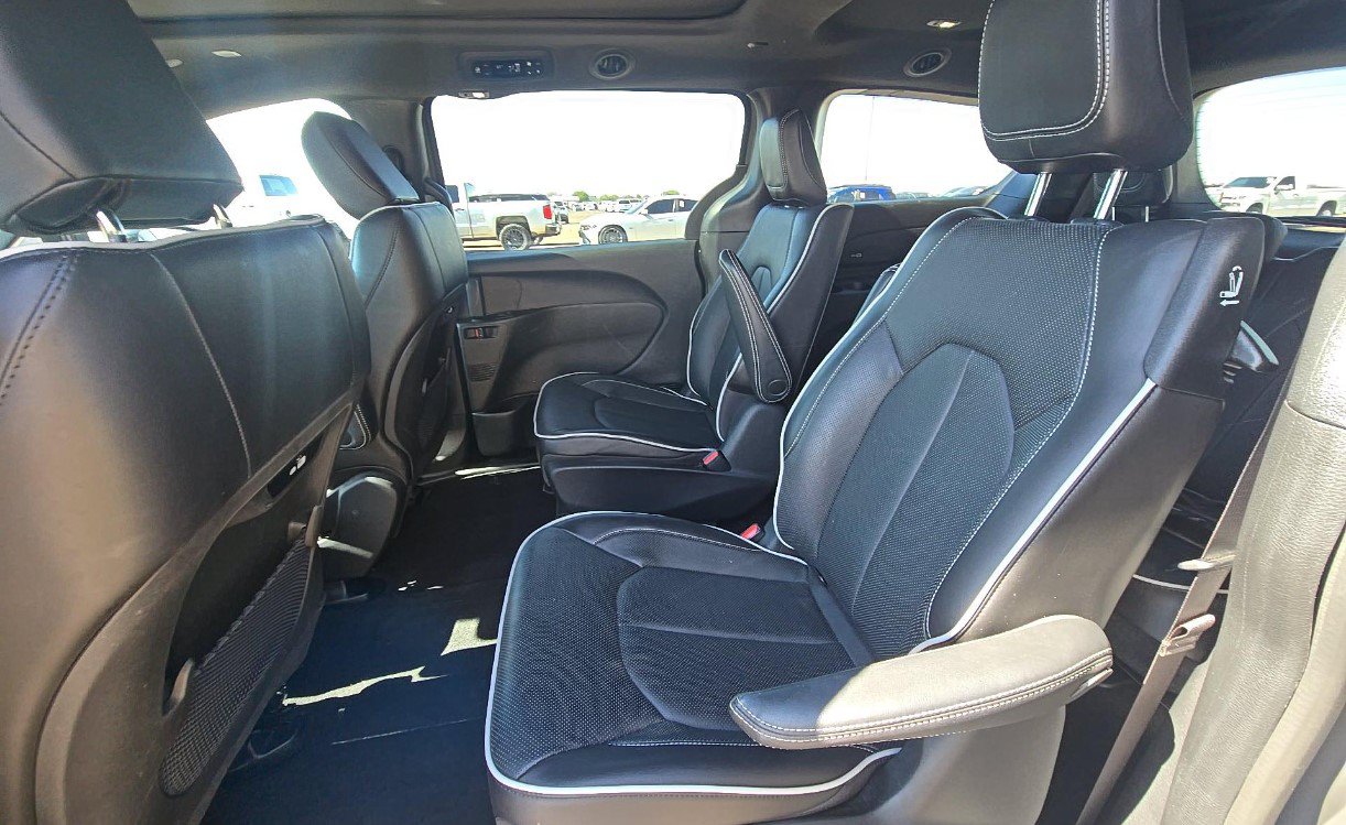 Used 2023 Chrysler Pacifica Limited w/ S Appearance Package FWD image 9