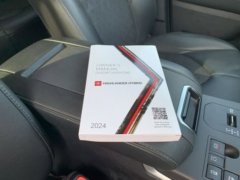 Used 2024 Toyota Highlander XLE image 34