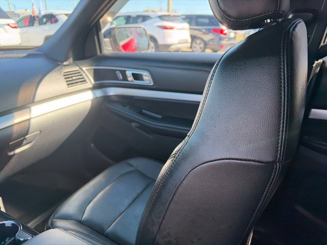 Used 2016 Ford Explorer XLT w/ Equipment Group 202A AWD/4WD image 17