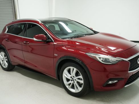 Used 2017 INFINITI QX30 Premium w/ Navigation Package image 3