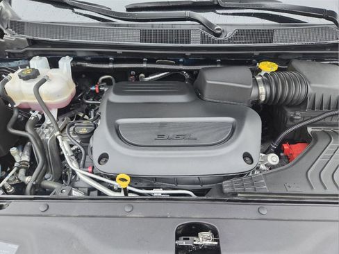 Used 2024 Chrysler Pacifica Touring-L image 32
