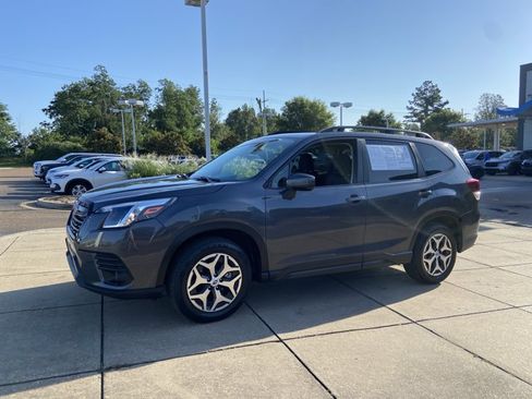 Used 2022 Subaru Forester Premium AWD/4WD image 6
