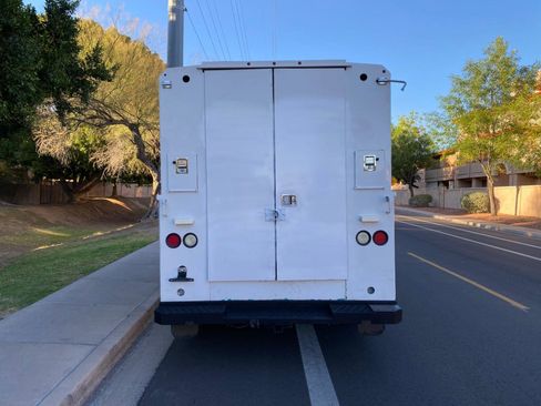 Used 2016 Ford E-350 and Econoline 350 Super Duty image 11