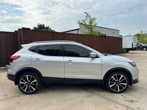 Used 2018 Nissan Rogue Sport SL w/ SL Premium Package FWD image 2