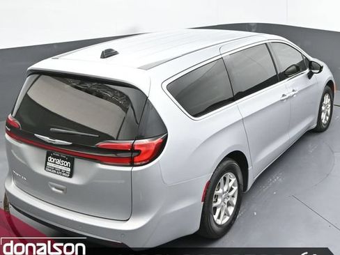 Used 2024 Chrysler Pacifica Touring-L FWD image 21