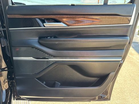 Used 2023 Jeep Grand Wagoneer L Series II image 19