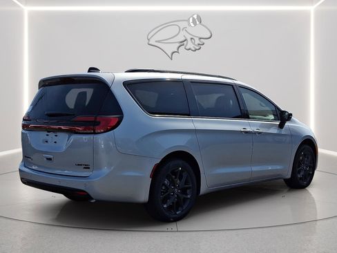 New 2026 Chrysler Pacifica Limited image 3