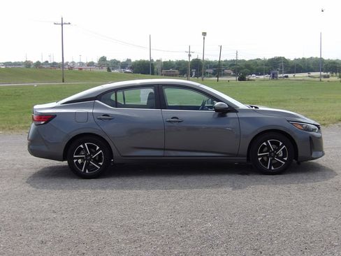 Used 2025 Nissan Sentra SV FWD image 5