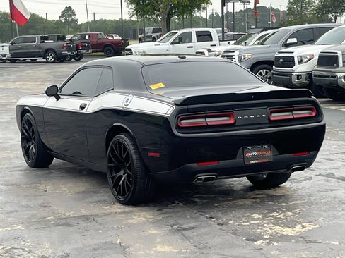 Used 2018 Dodge Challenger SXT RWD image 8