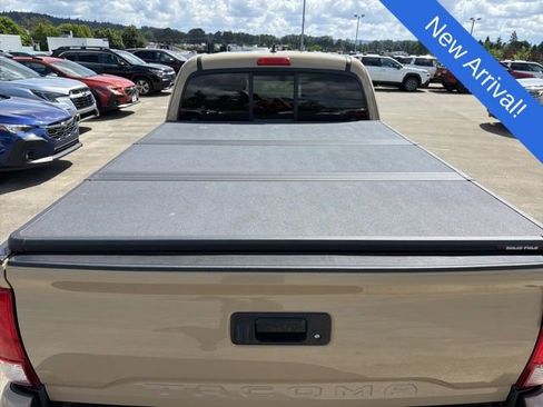 Used 2017 Toyota Tacoma TRD Off-Road w/ Premium & Technology Package AWD/4WD image 10