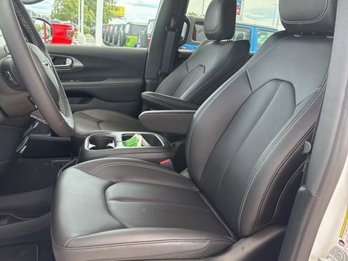 New 2026 Chrysler Voyager LX image 10