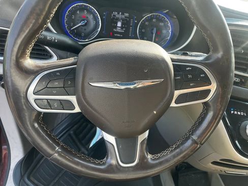 Used 2020 Chrysler Pacifica Touring-L image 8