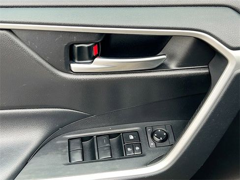 Used 2020 Toyota RAV4 XLE image 17