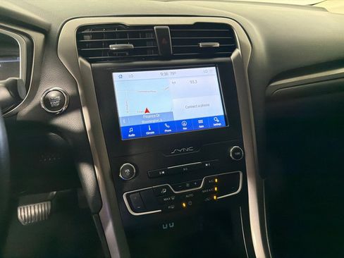 Used 2020 Ford Fusion SE FWD image 15