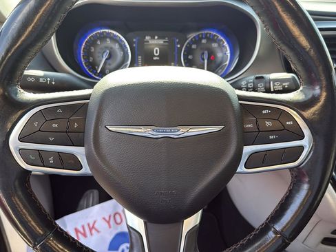 Used 2020 Chrysler Pacifica Touring-L image 15