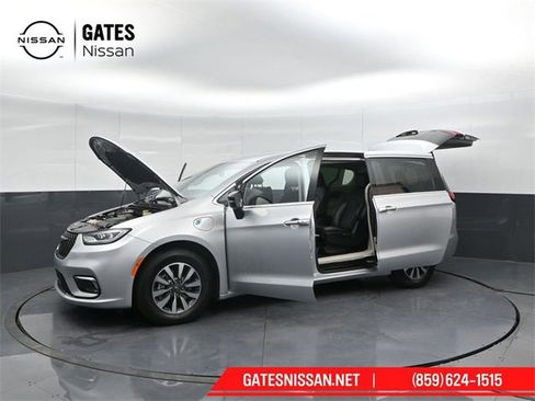 Used 2024 Chrysler Pacifica Select image 47