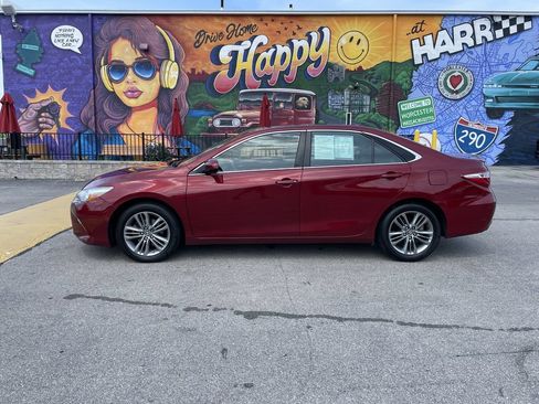 Used 2017 Toyota Camry SE w/ Moonroof Package FWD image 2