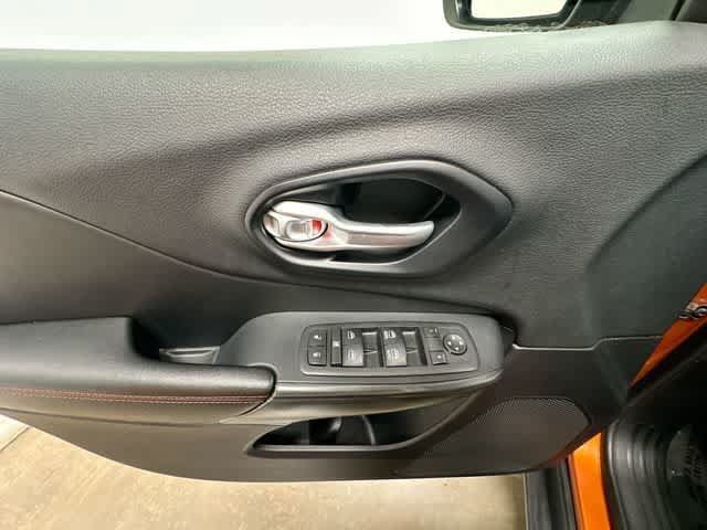 Used 2016 Jeep Cherokee Trailhawk AWD/4WD image 17