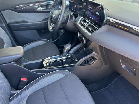 Used 2025 Chevrolet TrailBlazer LT w/ Convenience Package FWD image 16