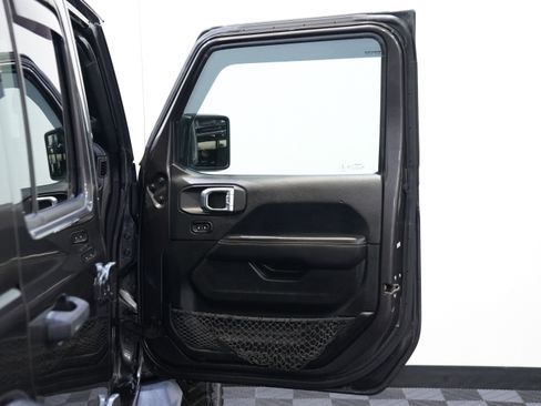 Used 2018 Jeep Wrangler Unlimited Sahara w/ Safety Group AWD/4WD image 22