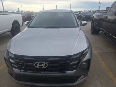 Used 2025 Hyundai Tucson SE FWD image 2