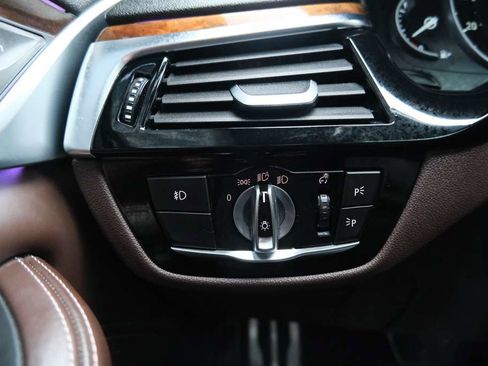 Used 2019 BMW 540i xDrive w/ M Sport Package image 39