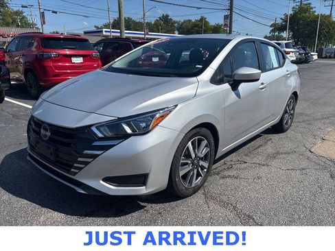Used 2023 Nissan Versa SV image 3