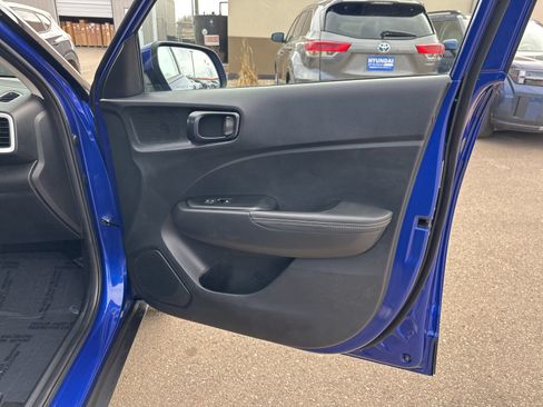 Used 2023 Hyundai Venue Limited FWD image 32