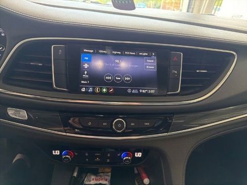 Used 2020 Buick Enclave Essence FWD image 10