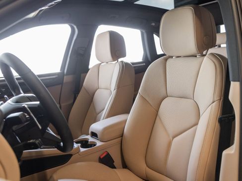 Certified 2026 Porsche Macan AWD/4WD image 5