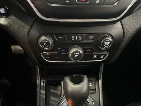 Used 2021 Jeep Cherokee Latitude Plus FWD image 22