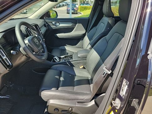 Used 2025 Volvo XC40 B5 Plus image 13