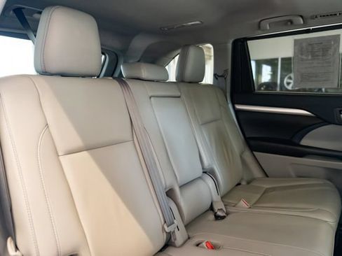 Used 2019 Toyota Highlander XLE AWD/4WD image 32