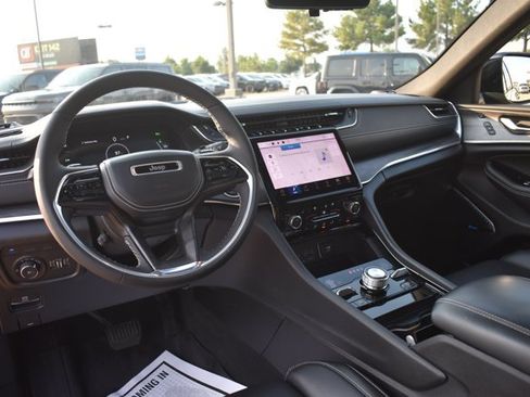 Used 2022 Jeep Grand Cherokee Overland w/ Luxury Tech Group IV AWD/4WD image 21
