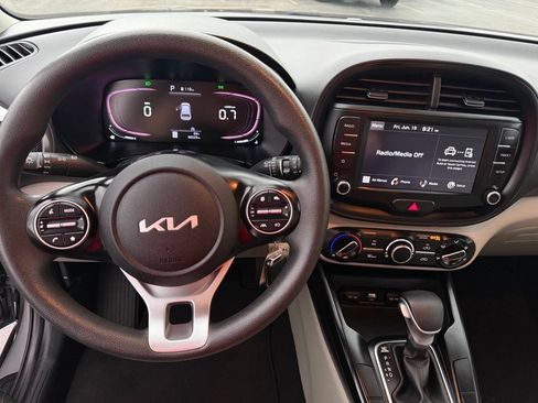 Used 2023 Kia Soul LX w/ LX Technology Package FWD image 22