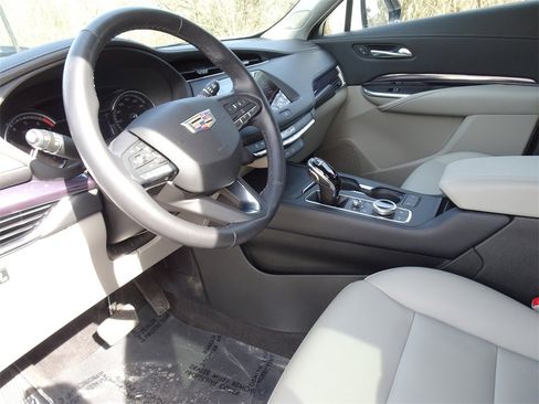 Certified 2022 Cadillac XT4 Luxury w/ Cold Weather Package image 9