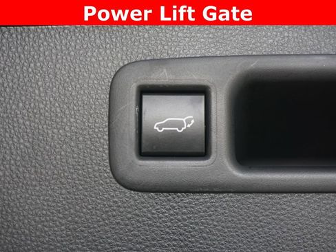 Used 2022 Toyota Highlander XLE AWD/4WD image 18