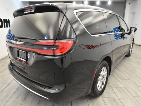 Used 2024 Chrysler Pacifica Touring-L FWD image 5