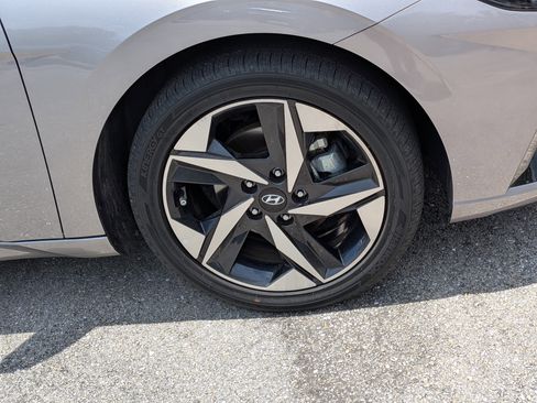 Used 2023 Hyundai Elantra Limited w/ Preferred Accessory Package FWD image 11