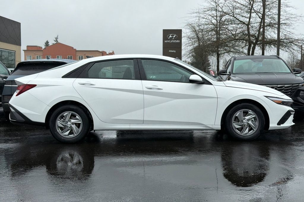 Certified 2026 Hyundai Elantra SE FWD image 4