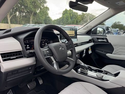New 2025 Mitsubishi Outlander SEL image 28