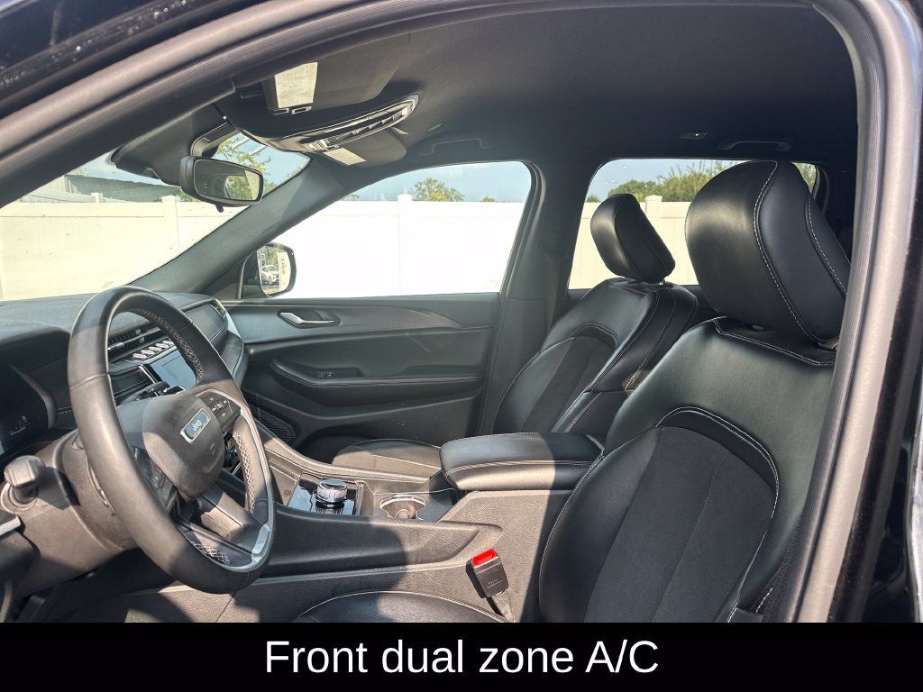 Used 2024 Jeep Grand Cherokee Altitude AWD/4WD image 10