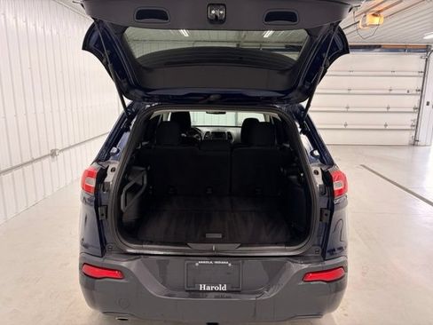 Used 2016 Jeep Cherokee Latitude AWD/4WD image 5