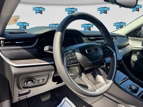 Used 2023 Jeep Grand Cherokee L Limited AWD/4WD image 17