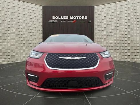 Certified 2024 Chrysler Pacifica Limited FWD image 8