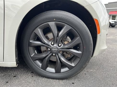 Used 2020 Chrysler Pacifica Touring-L w/ Advanced Safetytec Group FWD image 5