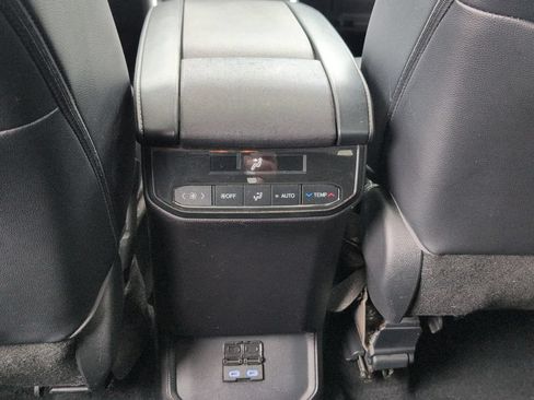 Used 2022 Toyota Highlander XLE AWD/4WD image 27