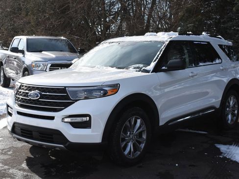 Used 2021 Ford Explorer XLT w/ Equipment Group 202A image 3