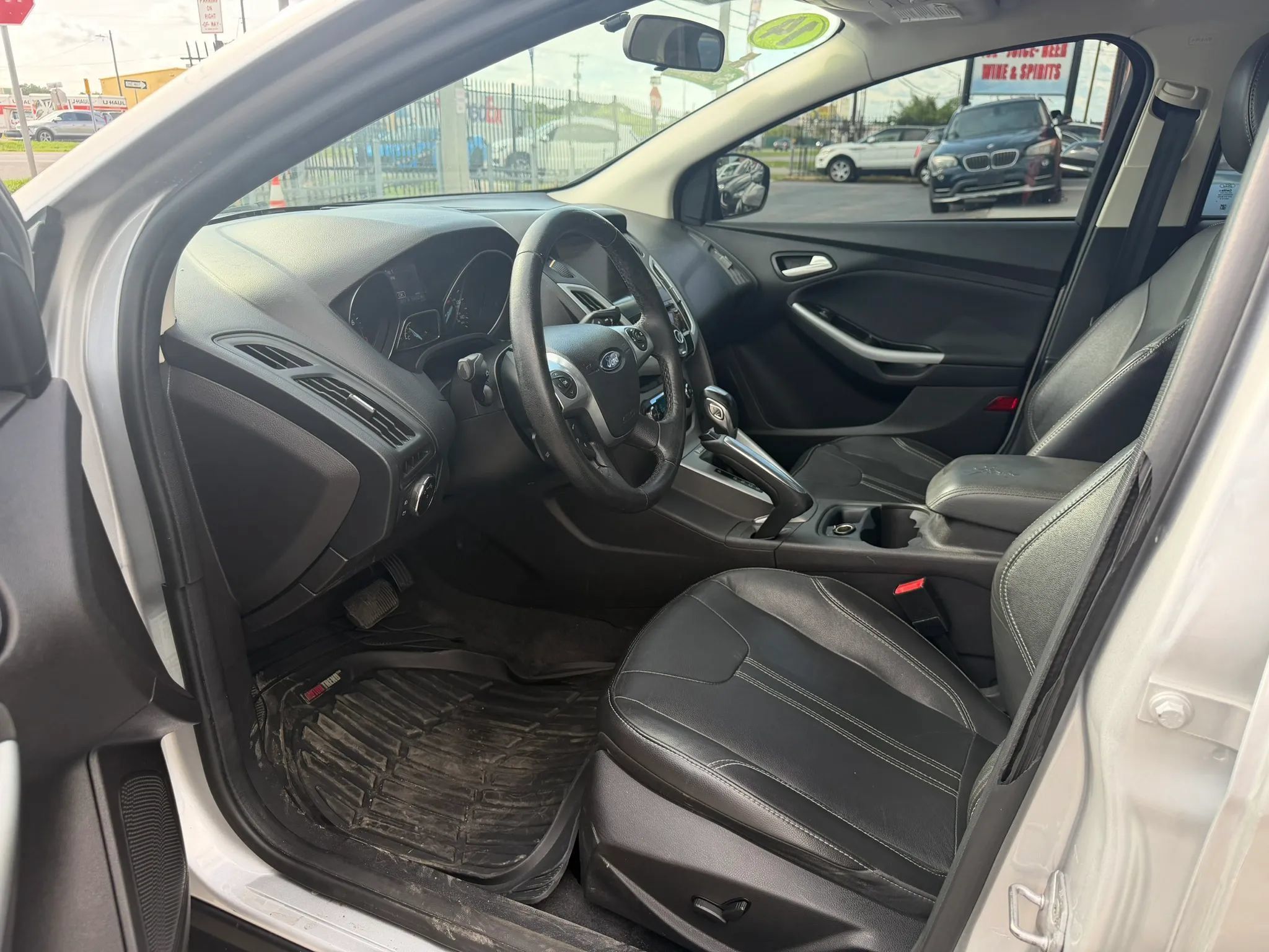 Used 2014 Ford Focus SE w/ Equipment Group 201A FWD image 8